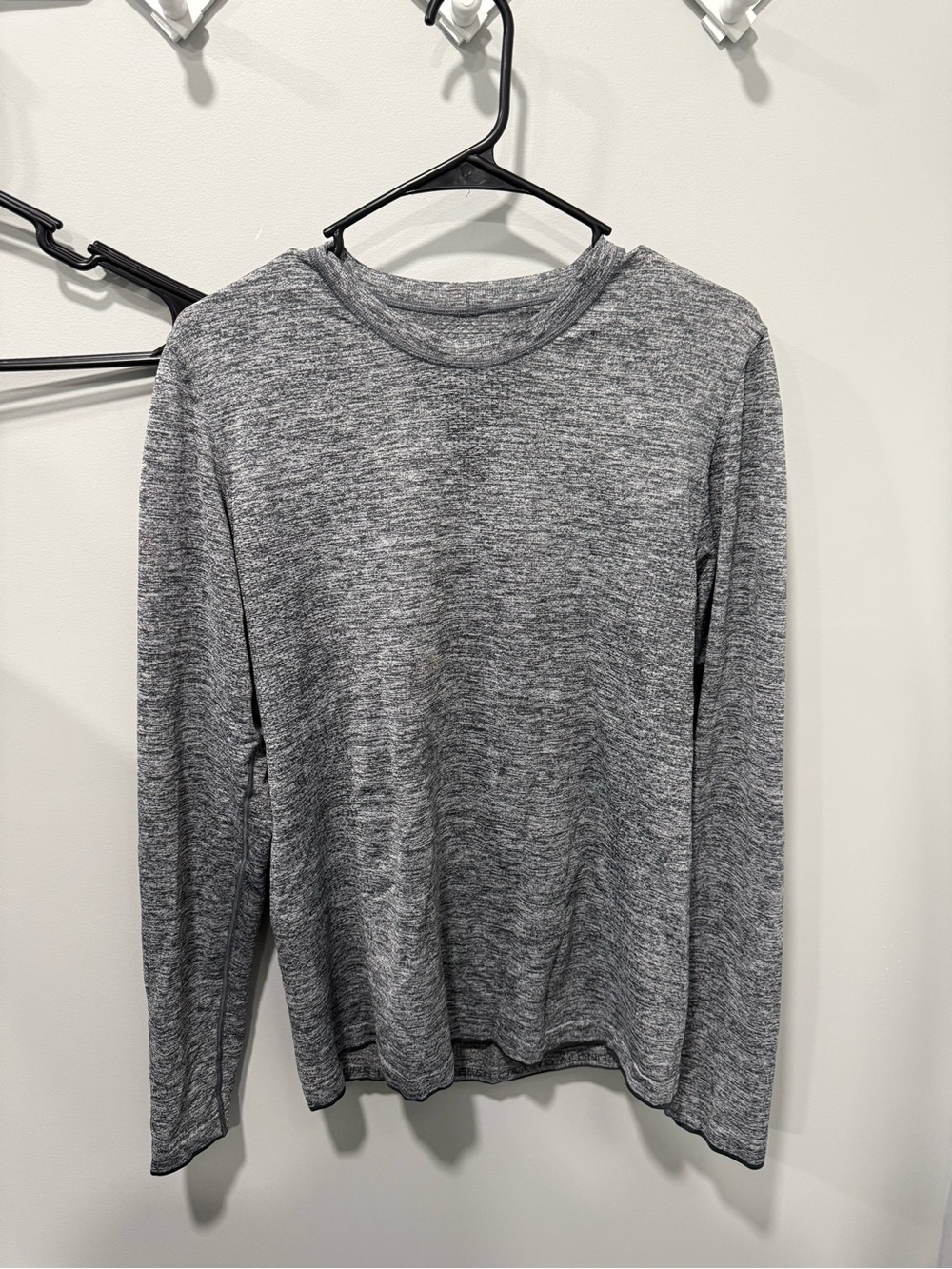Lululemon men’s gray long sleeve top size small